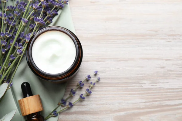 Potje Handcrème Lavendelbloemen Cosmetisch Product Witte Houten Vlakke Lay Ruimte — Stockfoto