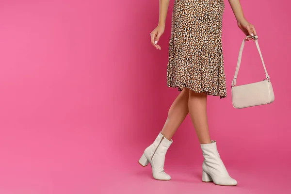 一个有着粉色背景的时髦包包的女人 案文的篇幅 — 图库照片