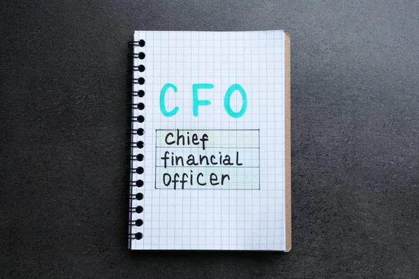 灰色の石の背景に略称Cfo Chief Financial Officer を持つノート トップビュー — ストック写真