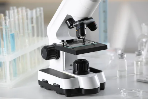 Σύγχρονο Ιατρικό Μικροσκόπιο Λευκό Τραπέζι Στο Εργαστήριο Closeup — Φωτογραφία Αρχείου