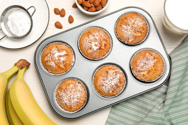 Composição Leigos Planos Com Muffins Banana Caseiros Leite Mesa Madeira — Fotografia de Stock