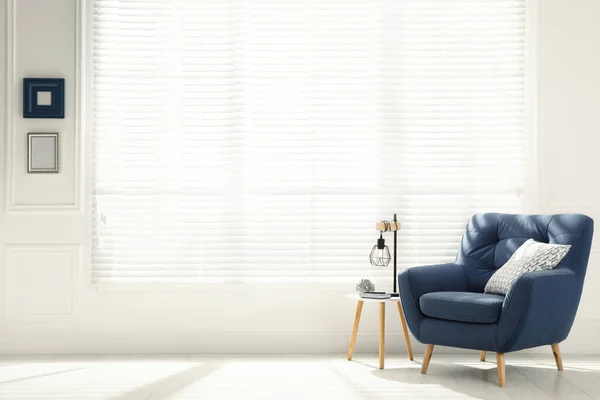 Удобное Кресло Подушкой Табуреткой Лямкой Большого Окна Просторной Комнате Дизайн — стоковое фото