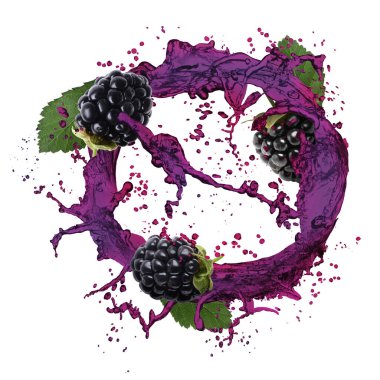 Taze böğürtlen ve beyaz arka planda biraz meyve suyu.