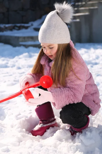 Χαριτωμένο Κοριτσάκι Παίζει Χιονόμπαλα Εξωτερικούς Χώρους — Φωτογραφία Αρχείου