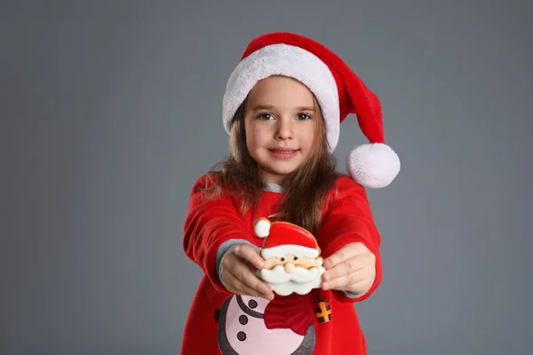 Menina Bonito Com Biscoito Gengibre Natal Fundo Cinza — Fotografia de Stock