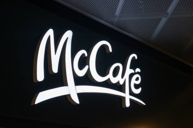 SAVAŞ, POLAND - 05 AĞUSTOS 2022: McCafe logosunun olduğu tabela
