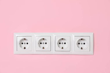 Pembe duvardaki prizler. Elektrik arzı