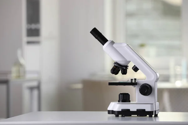 Laboratuvarda Beyaz Masa Üzerinde Modern Tıbbi Mikroskop Metin Için Alan — Stok fotoğraf