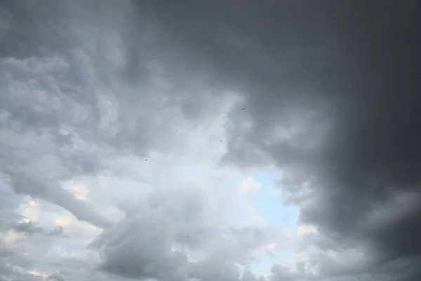 Vista Pitoresca Céu Com Nuvens Fortes Chuvosas — Fotografia de Stock