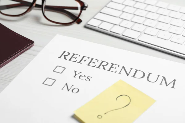 Samenstelling Met Referendum Stemming Witte Houten Tafel Close — Stockfoto