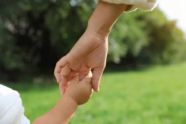 Figlia Che Tiene Madre Mano Nel Parco Primo Piano Famiglia — Foto Stock