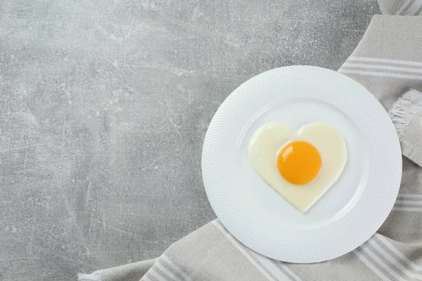Desayuno Romántico Con Huevo Frito Forma Corazón Mesa Gris Claro — Foto de Stock