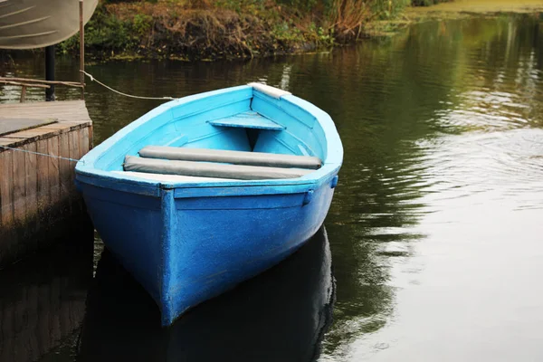 Barco Madera Azul Claro Lago Cerca Del Muelle — Foto de Stock