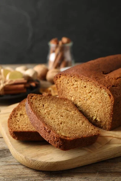 Verse Gesneden Peperkoek Houten Tafel — Stockfoto