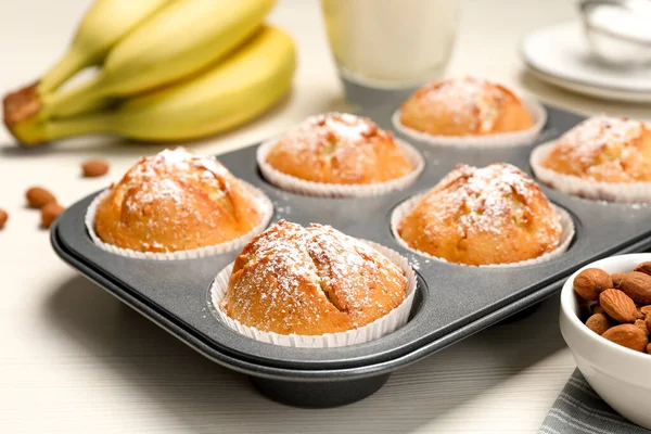 Muffins Banana Caseiros Saborosos Com Açúcar Bandeja Mesa Madeira Branca — Fotografia de Stock