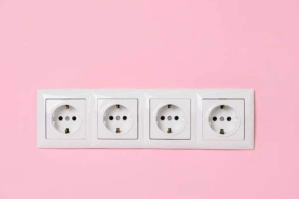粉色墙上的电源插座 电力供应 — 图库照片