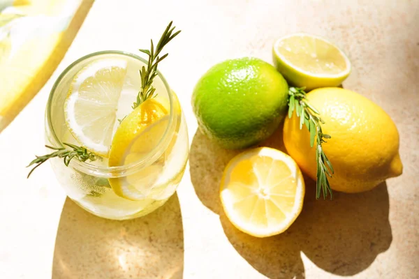 Smaklig Uppfriskande Lemonad Och Ingredienser Ljust Bord Ovan Utsikt Sommardryck — Stockfoto