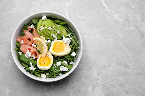 Köstlicher Salat Mit Gekochtem Lachs Und Käse Schüssel Auf Hellgrauem — Stockfoto