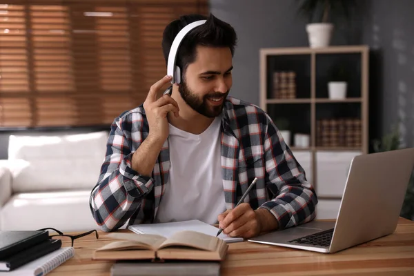 Jeune Homme Regardant Webinaire Table Dans Chambre — Photo