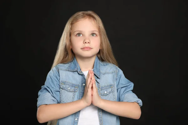 Дівчина Затишними Руками Молиться Чорному Тлі — стокове фото