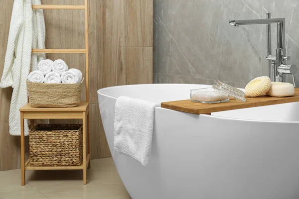 Weiches Badetuch Und Körperpflegeprodukte Auf Wannentablett Badezimmer — Stockfoto