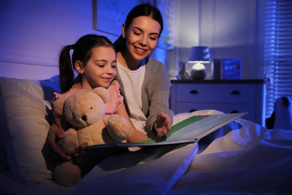 Mãe Com Pequena Filha Lendo Conto Fadas Quarto Escuro — Fotografia de Stock