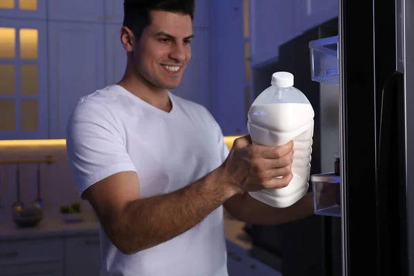 Hombre Sosteniendo Botella Galón Leche Cerca Del Refrigerador Cocina Por —  Fotos de Stock