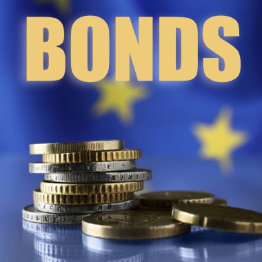 Kelime senetleri ve bir sürü madeni para masada, yakın plan.