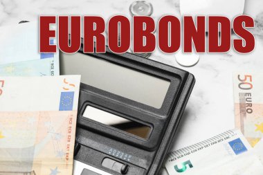 Avro tahvilleri konsepti. Mermer zemin üzerinde hesap makinesi ve para, yakın plan