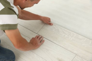 Profesyonel işçi yeni kaplama döşemeler kuruyor, kapatılıyor