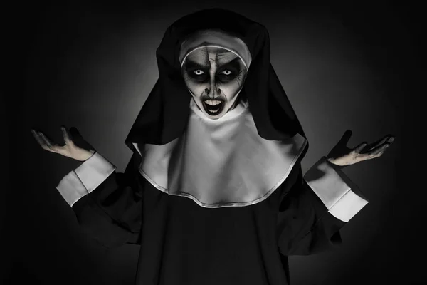Retrato Freira Diabólica Assustadora Fundo Preto Halloween Festa Olhar — Fotografia de Stock