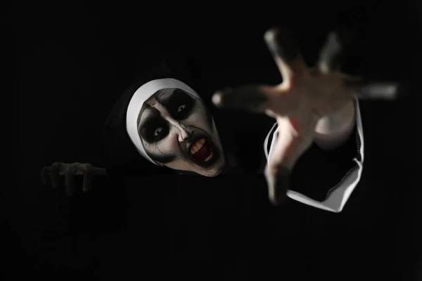 黒い背景で恐ろしい悪魔の修道女恐ろしい ハロウィンパーティールック — ストック写真