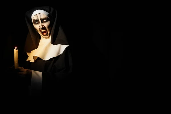 可怕的恶魔般的修女 黑色背景上燃着蜡烛 文字的空间 万圣节派对的样子 — 图库照片