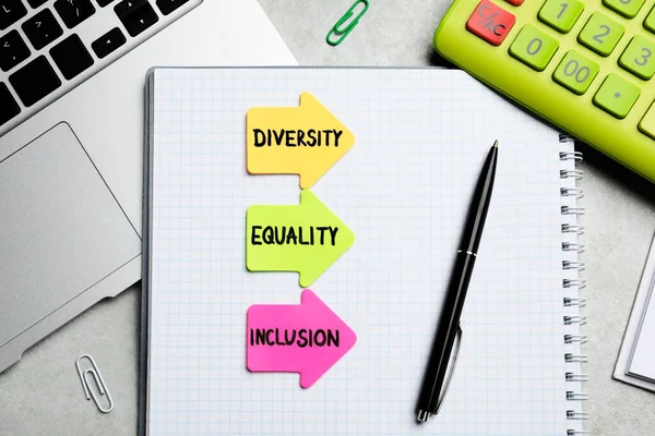 Notas Pegajosas Com Palavras Diversidade Igualdade Inclusão Laptop Artigos Papelaria — Fotografia de Stock