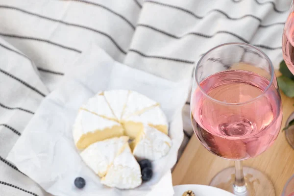 Glass Delicious Rose Wine Food White Picnic Blanket Closeup — Stock fotografie
