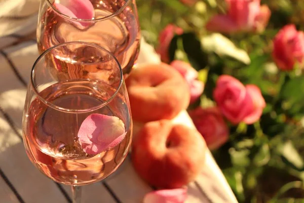 Ποτήρια Από Πεντανόστιμο Ροζέ Κρασί Πέταλα Λευκή Κουβέρτα Πικνίκ Έξω — Φωτογραφία Αρχείου