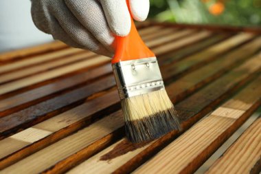 İşçi tahtaya ahşap leke uyguluyor, yakın plan.