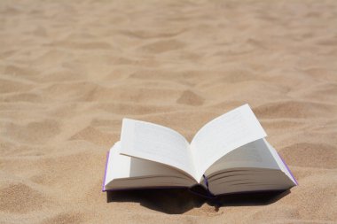 Kumsalda açık bir kitap, mesaj için boşluk