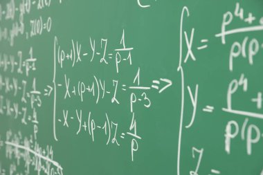 Kara tahtaya yazılmış birçok farklı matematik formülü, yakın plan