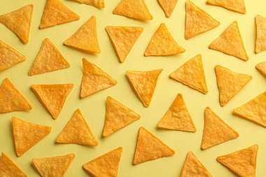 Tortilla cipslerinin düz bileşimi (nachos) sarı arkaplanda