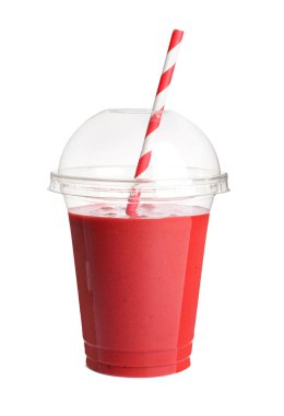 Beyaz arka planda plastik bir fincan lezzetli çilekli smoothie.