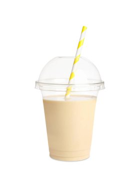Beyaz arka planda plastik muzlu smoothie.