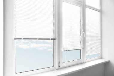Odada yatay panjurları olan şık bir pencere