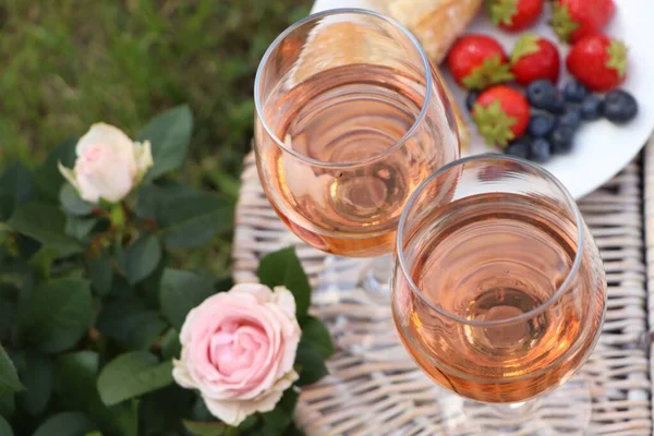 Flowers Glasses Delicious Rose Wine Food Picnic Basket Outdoors Closeup — Φωτογραφία Αρχείου
