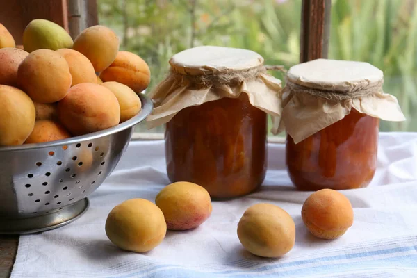 Heerlijke Rijpe Abrikozen Met Potjes Zelfgemaakte Jam Tafel Bij Het — Stockfoto