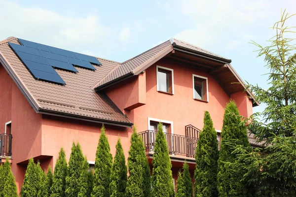 Vista Casa Com Painéis Solares Telhado — Fotografia de Stock