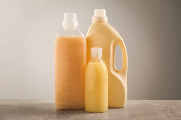 Verschillende Flessen Met Wasmiddelen Grijze Tafel — Stockfoto