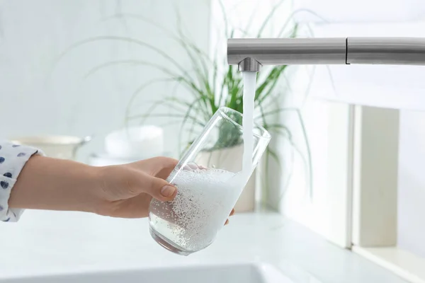 Mujer Llenando Vaso Con Agua Del Grifo Cocina Primer Plano —  Fotos de Stock