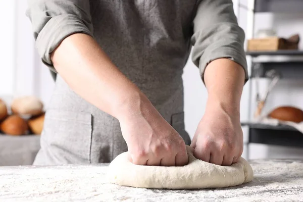 Hombre Amasando Masa Mesa Cocina Primer Plano —  Fotos de Stock