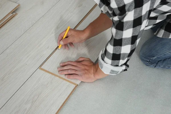 Professional Worker Using Pencil Installation New Laminate Flooring Closeup — Stock Photo, Image